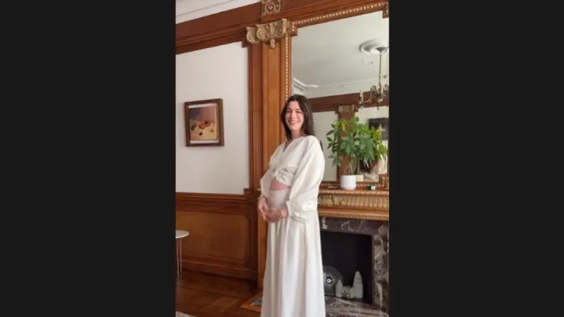 Anne Hathaway Reveal Baby Bump, Announce Third Pregnancy