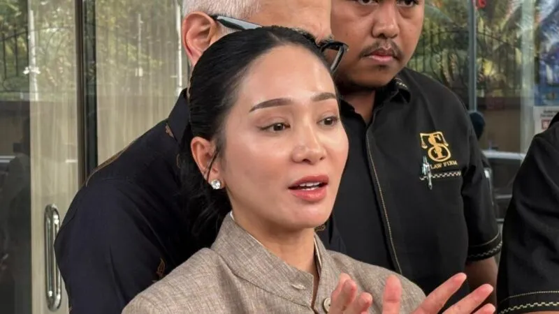Bunga Zainal Dampingi Suami Sambangi Mabes Polri, Tagih Kelanjutan Kasus Dugaan Penipuan