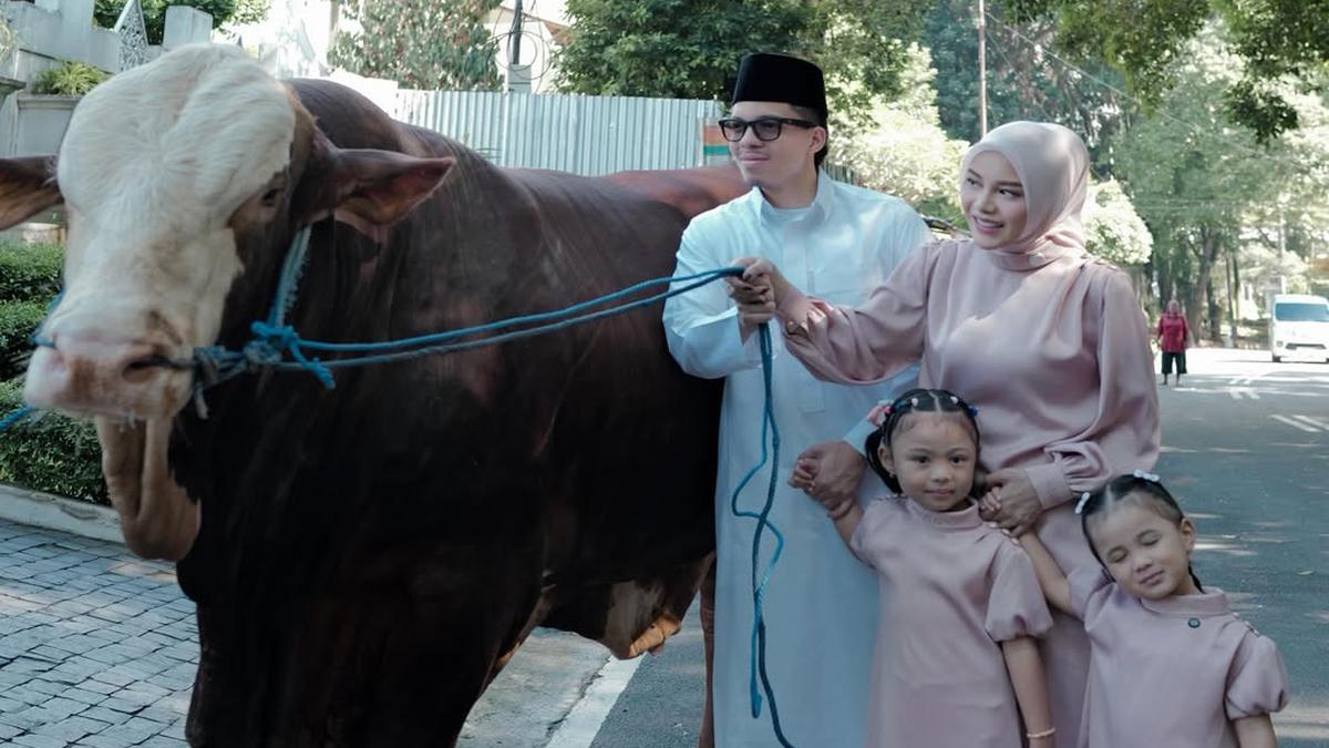 Artis Kurban 2026 Atta Irfan & 4 Rekan Pose Hewan