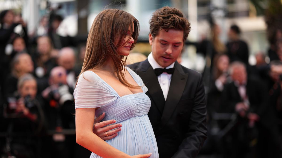 Kehamilan Barbara Palvin & Dylan Sprouse Bayi Putri Nama?