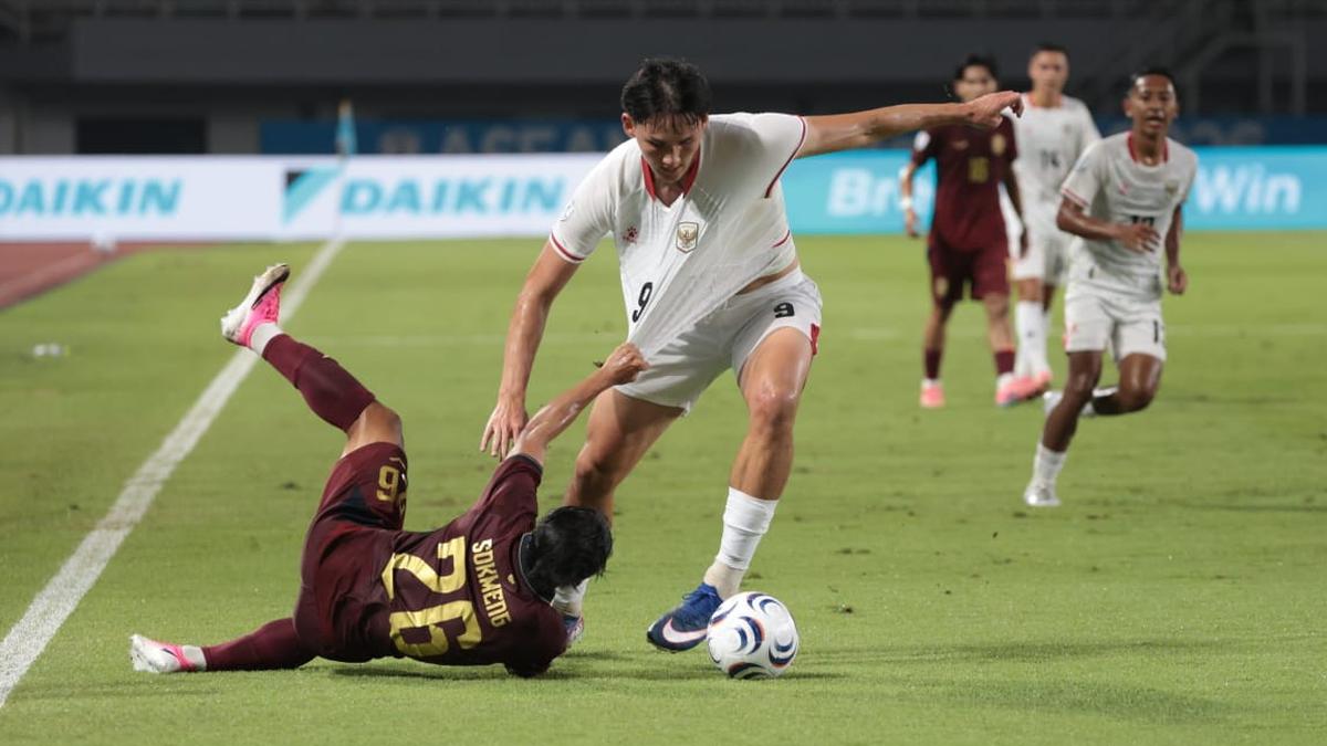 Mitchell Baker Debut Hattrick, Marc Klok Terpuji