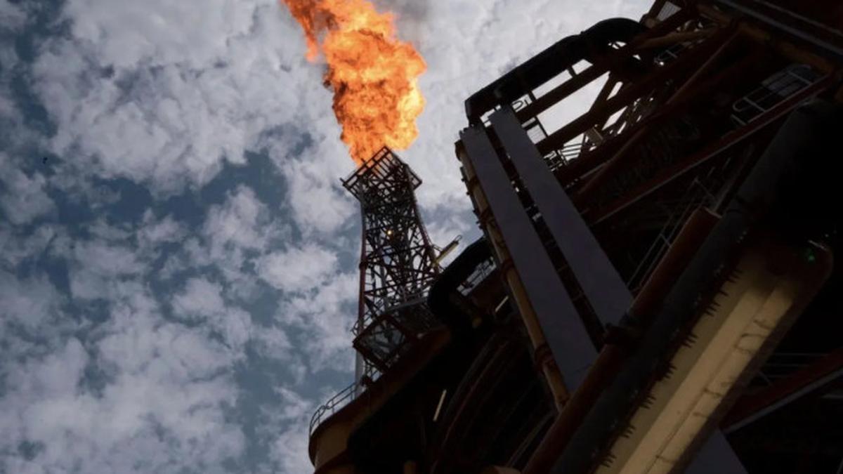 Harga Minyak Melejit Pasca Serangan AS ke Iran