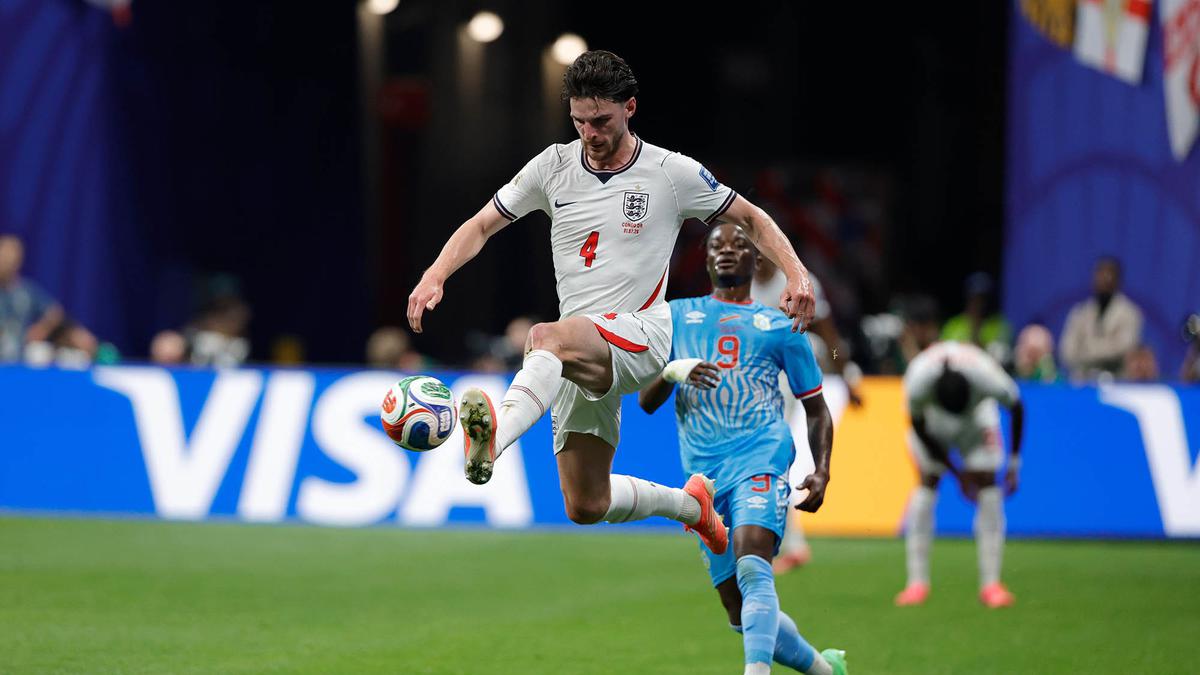 Penggemar Inggris Parano Sambil Menunggu Kondisi Rice