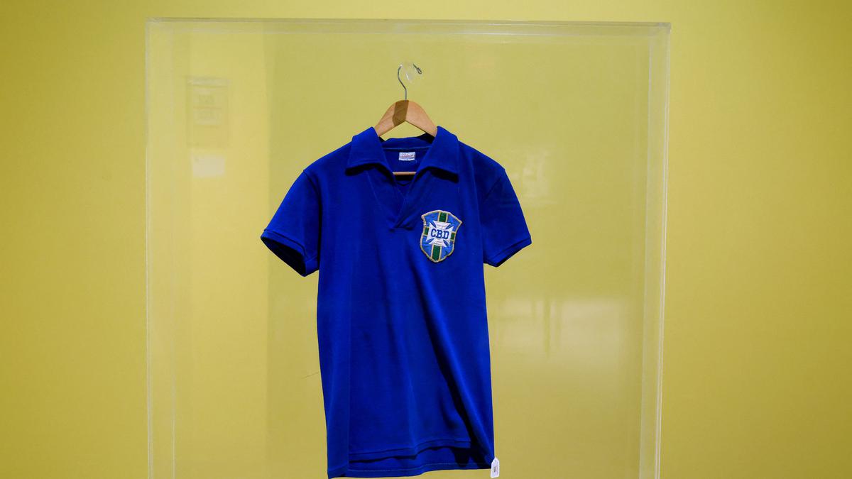 Jersey Pelé Final 1958 Terjual Rp72,5 Miliar