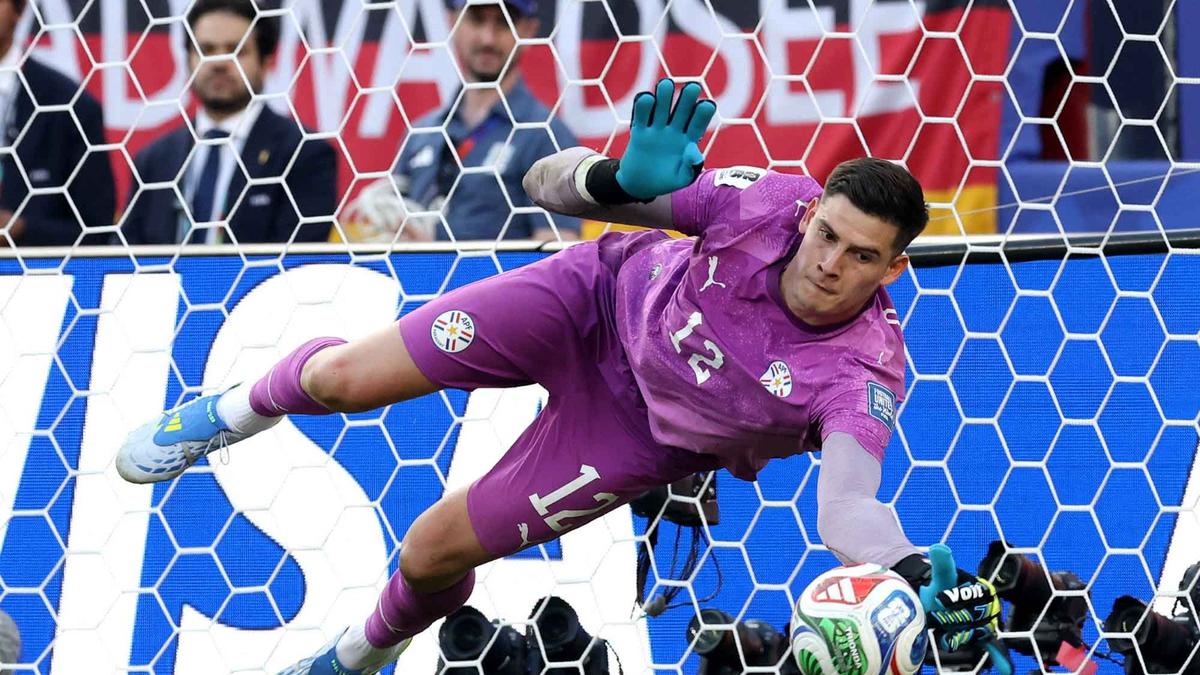 Manchester United Fokus pada Kiper Paraguay Orlando Gill
