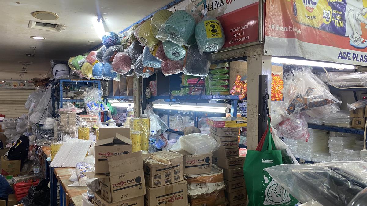 Impor Plastik Murah Bakar Industri Lokal