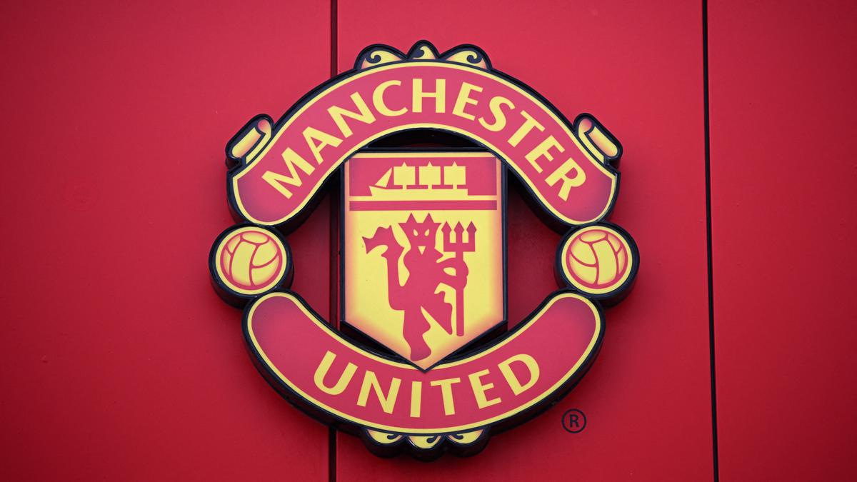 MU Kembali Berjuang, Tantangan Transfer Terus Menghantui