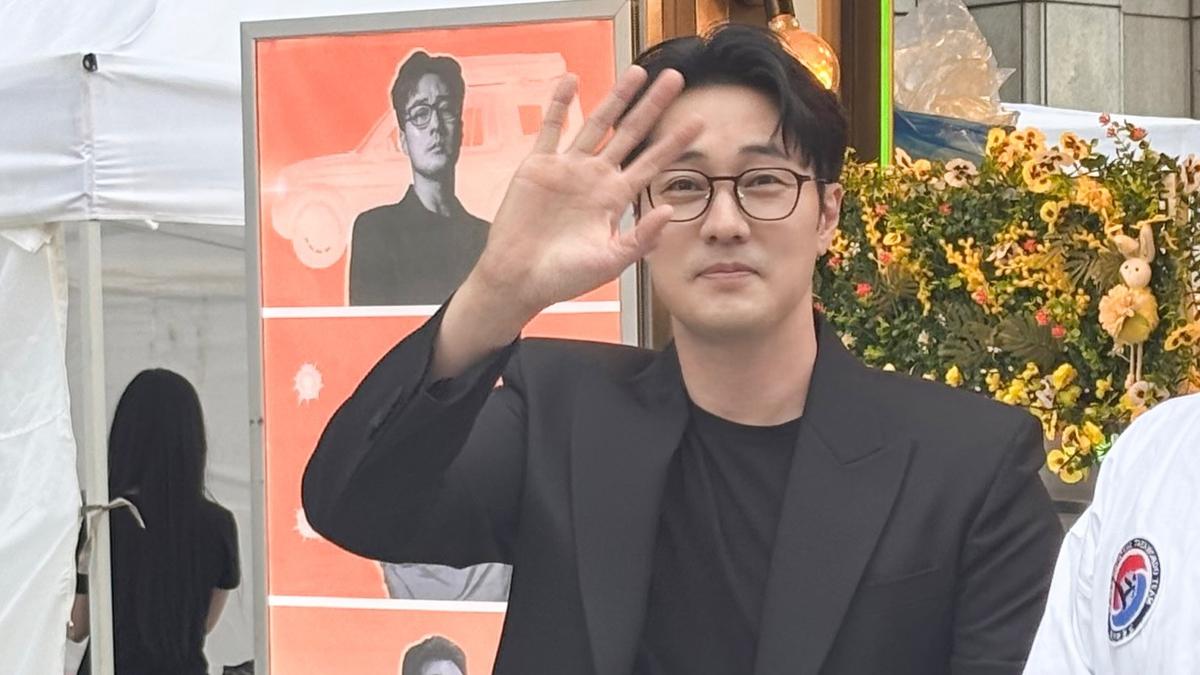 So Ji Sub Bagi‑Bagi Emas di Agent Kim Membuat Fans Terharu
