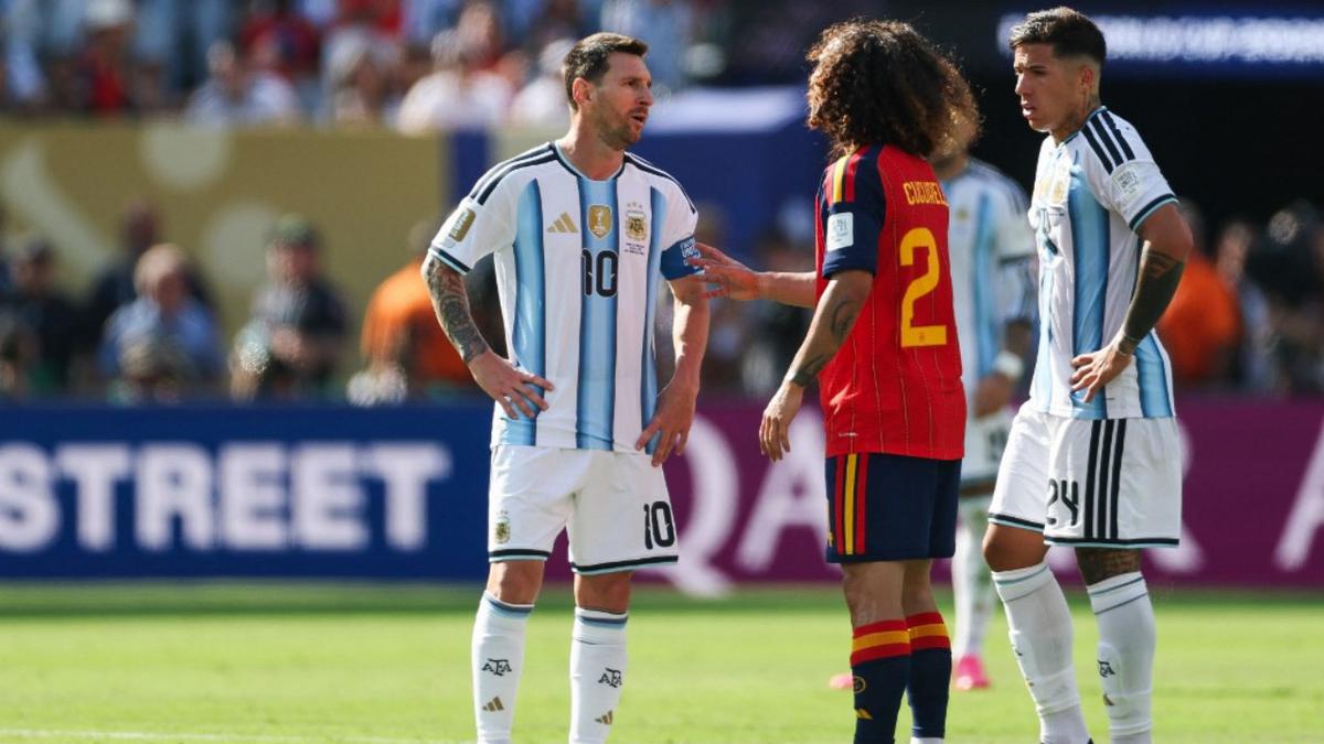 Marc Cucurella Bawa Trofi Piala Dunia 2026 Sambil Mainan