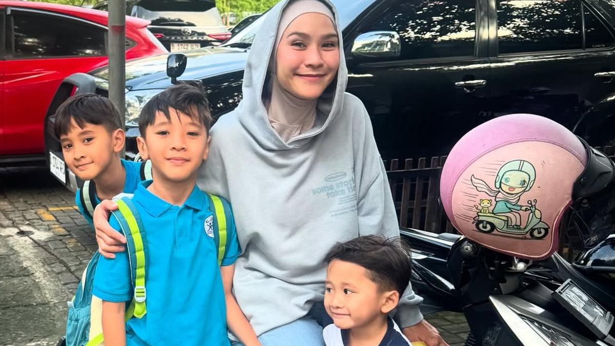 Zaskia Adya Mecca Bagi 5 Anak via Motor ke Sekolah